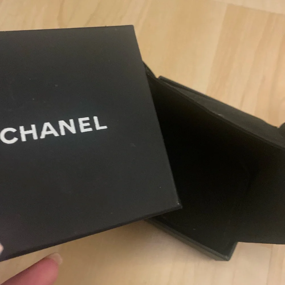 Vintage CHANEL 2018 Autumn Faux Pearl & Resin CC Logo Brooch Pin - Picture 8 of 13